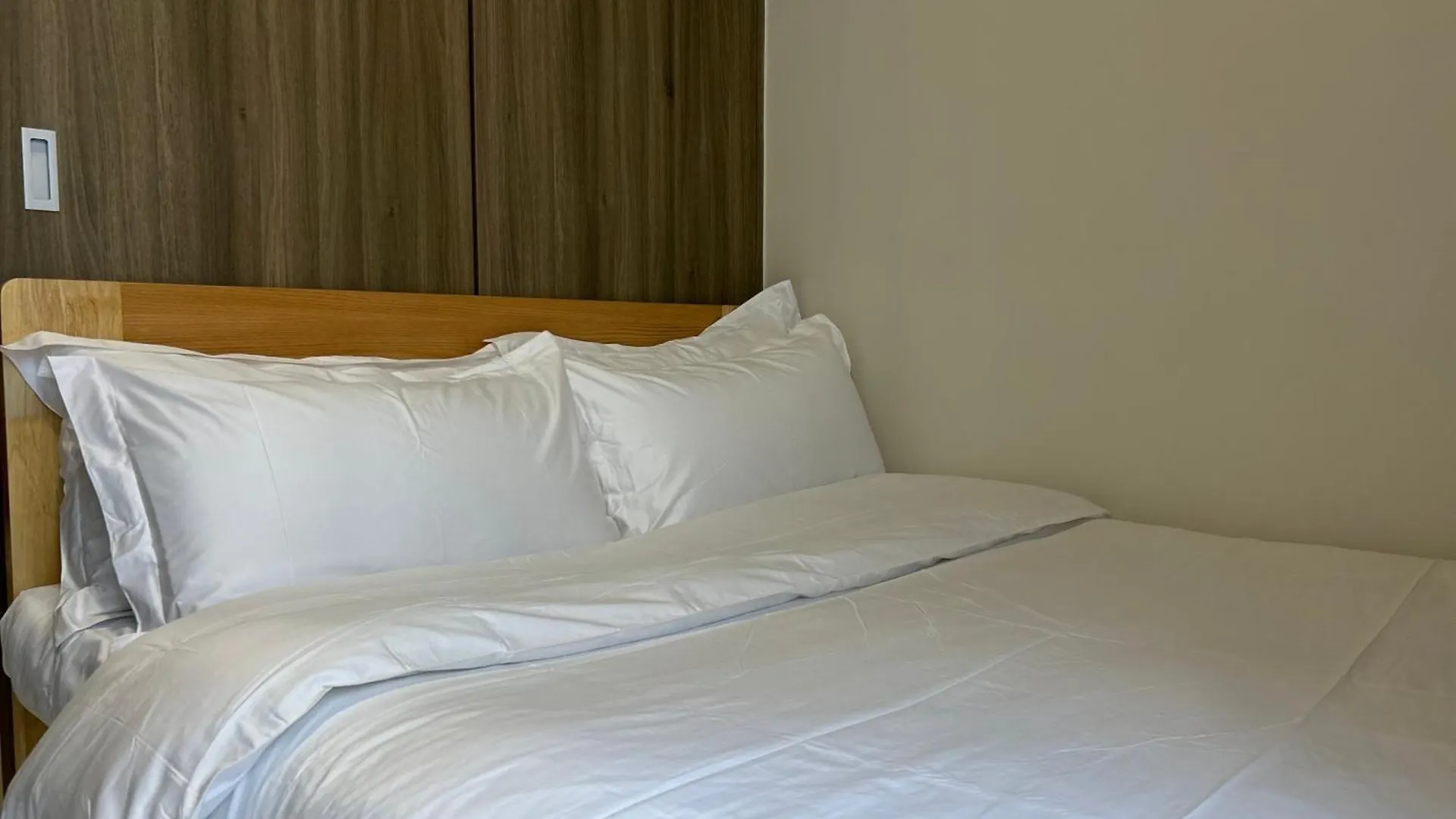 Aparthotel Cairong Inn Condominium Pool Tv With Netflix Fame Residences Mandaluyong Philippines